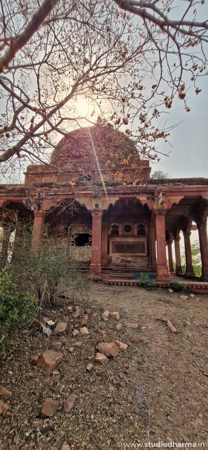 कहीं इबादत का नूर है तो कहीं एक चराग भी नहीं।
हजरत शेख सलीम चिश्ती की दरगाह आज भी श्रद्धा का केंद्र है — फूलों से सजी, रौशनी से जगमग।
लेकिन कुछ कदम दूर ही उनकी बेटियाँ बीबी आयशा और बीबी जेबा की कब्रें वीरान हैं।
टूटी दीवारें, जर्जर खंभे और खामोशियाँ…

जो शख्स मुगल सम्राट अकबर को औलाद का तोहफा दे, उस