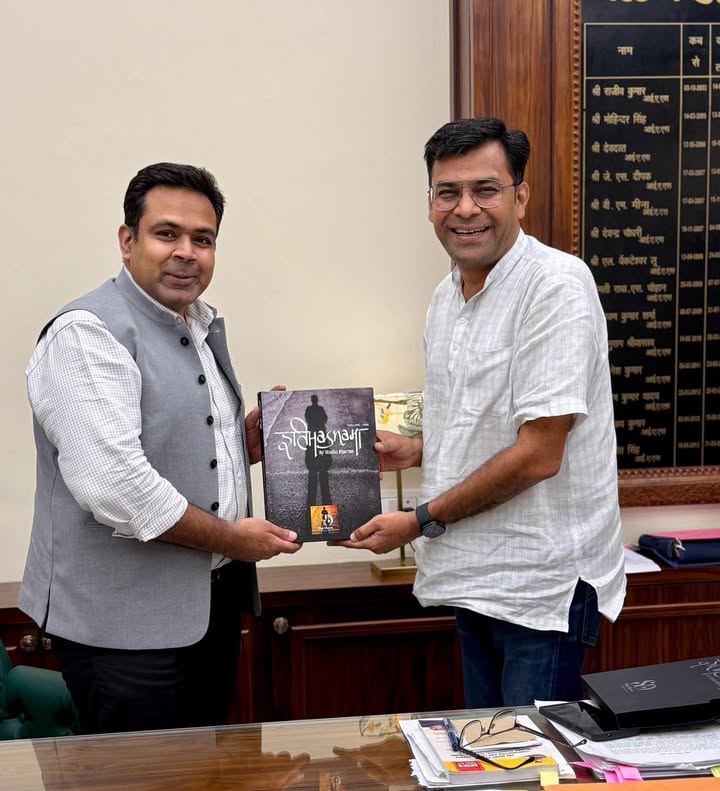Presentation of ITIHASNAMA to Commissioner, Meerut Division
Today, I had the honour of presenting the prestigious coffee table book ITIHASNAMA by StudioDharma to Dr.
