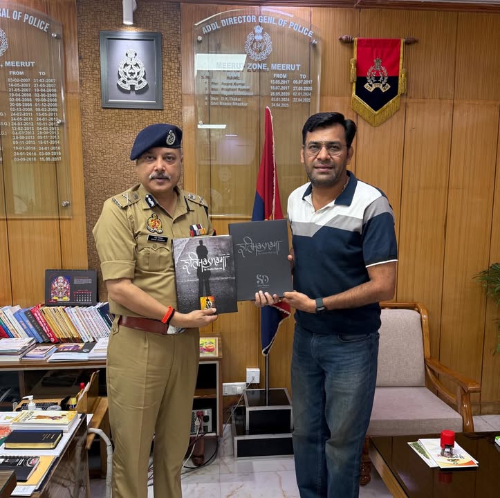 ❃❃ ꧁ Presentation of ITIHASNAMA to Shri Bhanu Bhaskar Ji, ADG Meerut ꧂ ❃❃ 

Today I had the privilege of presenting ITIHASNAMA — Studio Dharma’s coffee table book on Meerut’s forgotten heritage — to Shri Bhanu Bhaskar Ji (IPS) Additional Director General of Police, Meerut Zone.
