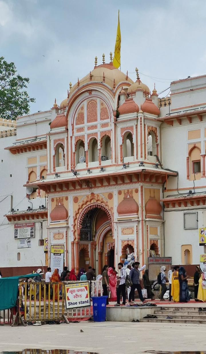 ༺🌺༻ ꧁ रज्जु राम ꧂ ༺🌺༻

Ram Raja Temple, Orchha – Where Ram Reigns as King in a Palace.
