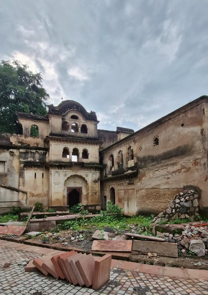 ✦🌺✦ ❃❃ ꧁ Kothi of Shyam Daua, Orchha ꧂ ❃❃ ✦🌺✦

Kothi of Shyam Daua, Orchha: A Story of Legacy & Love.