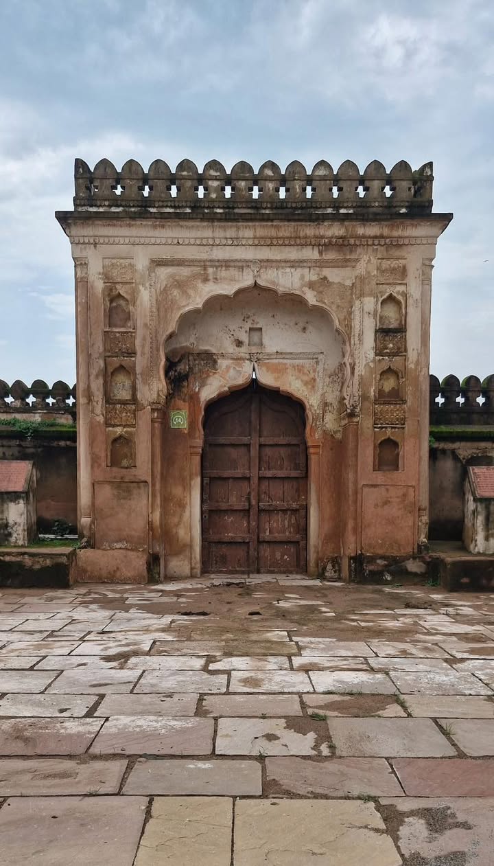 ✦🌺✦ ❃❃ ꧁ Pravin Rai Mahal: A Melody of Love and Architecture ꧂ ❃❃ ✦🌺✦

In the heart of Orchha, Madhya Pradesh, stands the timeless Pravin Rai Mahal, built in 1618 by Prince (later King) Indrajit Singh.