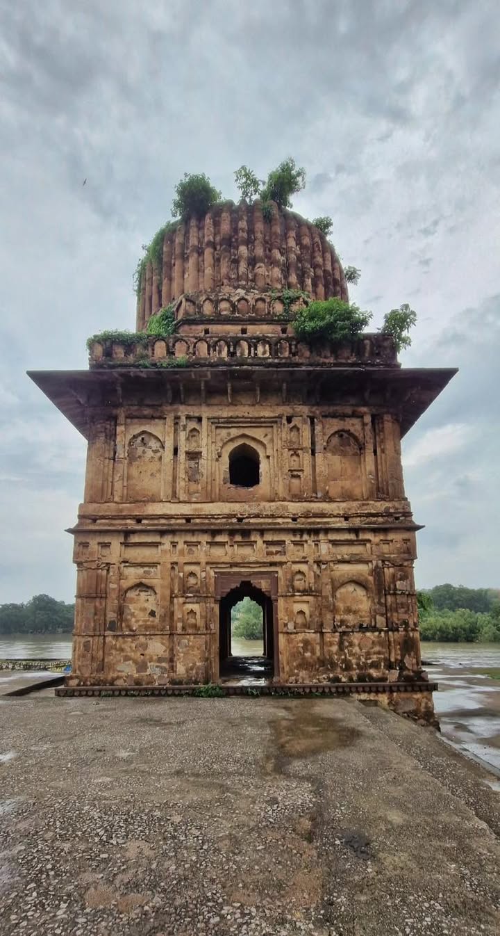 ✦🌺✦ ❃❃ ꧁ Splendor of Bundela Heritage: Chhatris & Haveli of Kriparam Gaur in Orchha ꧂ ❃❃ ✦🌺✦

Kriparam Gaur was a distinguished military commander and court noble under Bundela ruler Raja Bir Singh Deo (1605–1627).