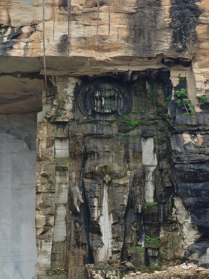 ✦🌺✦ ❃❃ ꧁ Khandargiri, Chanderi – The Colossal Rock-Cut Adinath ꧂ ❃❃ ✦🌺✦

At Khandargiri, just 2 km south of Chanderi in Madhya Pradesh, rises a breathtaking monument of faith — a 45-foot-tall rock-cut statue of Tirthankar Lord Rishabhnath (Adinath), the first Jain Tirthankara.