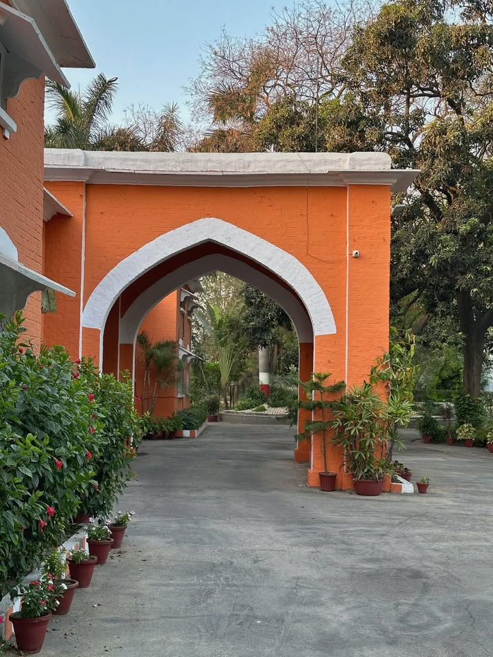 ✦🌺✦ ❃❃ ꧁ Commissioner’s Residence, Meerut ꧂ ❃❃ ✦🌺✦

Rooh-e-Meerut

In the quiet avenues of Civil Lines, Meerut, lies a compound that has seen two centuries of power shift—the Commissioner’s Residence.