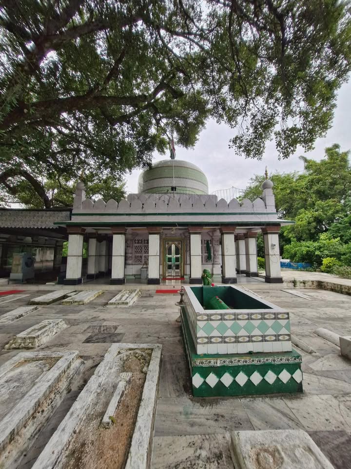 ✦🌺✦ ❃❃ ꧁ Dargah Makhdoom Shah Wilayat, Chanderi ꧂ ❃❃ ✦🌺✦.