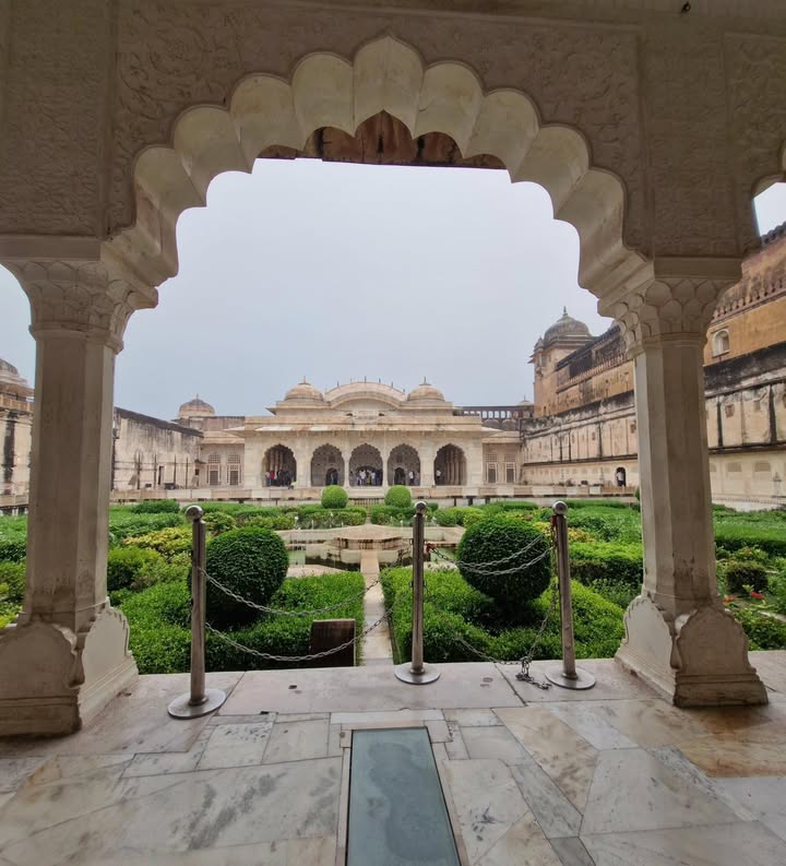 ✦🌺✦ ❃❃ ꧁ Sheesh Mahal – Where the Queen Dreamed of Stars and the King Built a Palace of Light ꧂ ❃❃ ✦🌺✦.