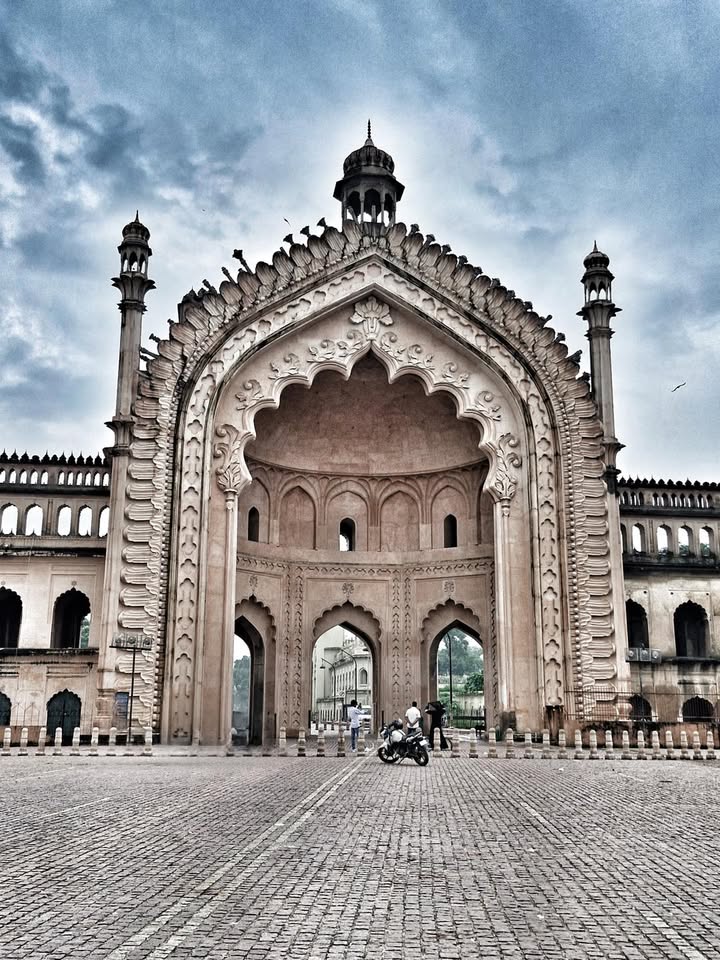 ✦🌺✦ ❃❃ ꧁ Gateway of Glorious Lucknow ꧂ ❃❃ ✦🌺✦

Rumi Darwaza – The Symbol of Lucknow’s Nawabi Grandeur.