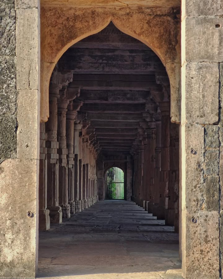 THE DILAWAR KHAN MOSQUE, MANDU

The First Sacred Landmark of the Malwa Sultanate.