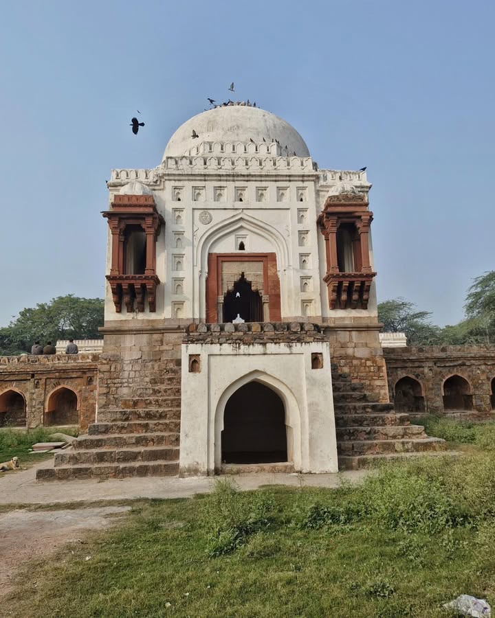 𝓜𝓪𝓭𝓱𝓲 𝓜𝓪𝓼𝓳𝓲𝓭, 𝓜𝓮𝓱𝓻𝓪𝓾𝓵𝓲
A Fortified Whisper from the Lodi Era.