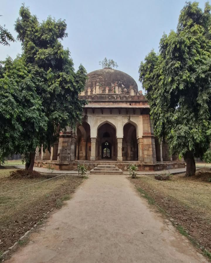 𝓣𝓸𝓶𝓫 𝓸𝓯 𝓢𝓲𝓴𝓪𝓷𝓭𝓪𝓻 𝓛𝓸𝓭𝓲, 𝓓𝓮𝓵𝓱𝓲 – 𝓐 𝓢𝓾𝓵𝓽𝓪𝓷’𝓼 𝓢𝓲𝓵𝓮𝓷𝓽 𝓕𝓪𝓻𝓮𝔀𝓮𝓵𝓵.