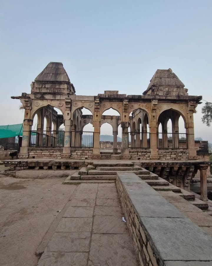 Pachmadhi Masjid, Chanderi.