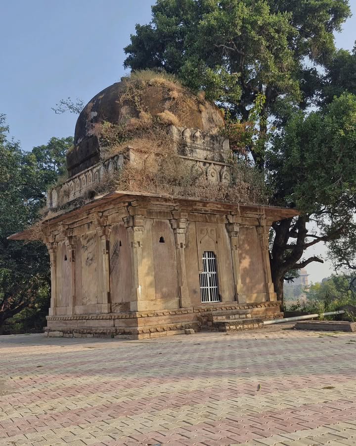 THE HARKUNWAR TOMB, CHANDERI.
