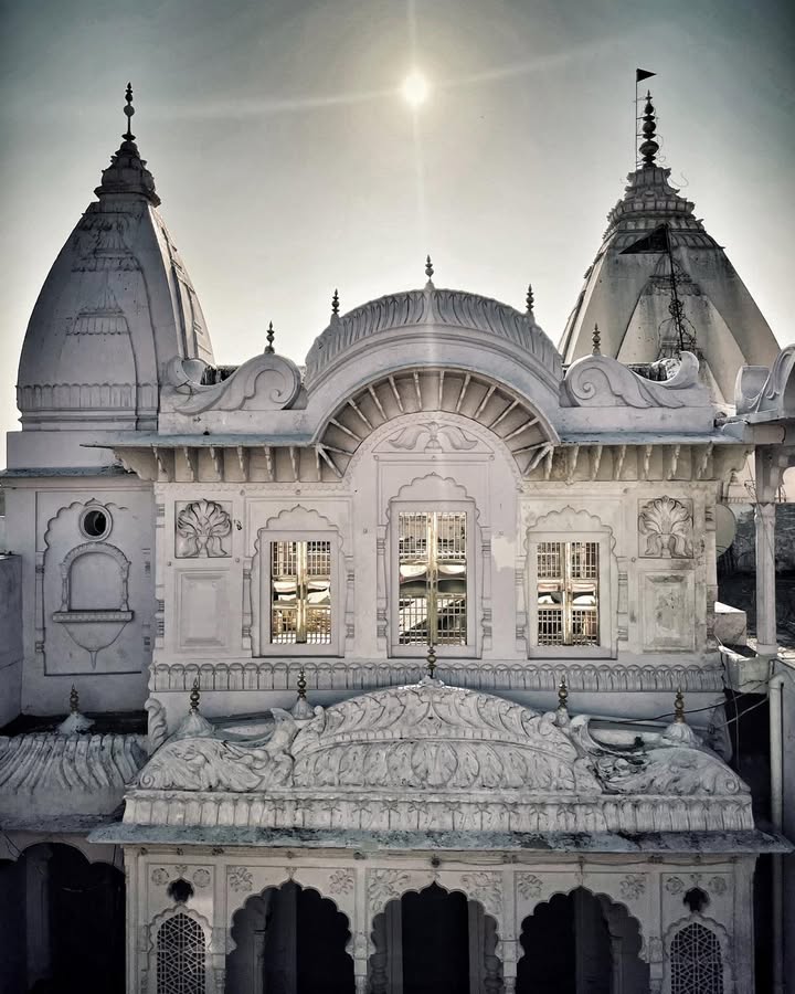 𝓢𝓱𝓻𝓲 𝓐𝓭𝓲𝓷𝓪𝓽𝓱 𝓓𝓲𝓰𝓪𝓶𝓫𝓮𝓻 𝓙𝓪𝓲𝓷 𝓣𝓮𝓶𝓹𝓵𝓮, 𝓢𝓪𝓵𝓪𝓿𝓪, 𝓜𝓮𝓮𝓻𝓾𝓽.