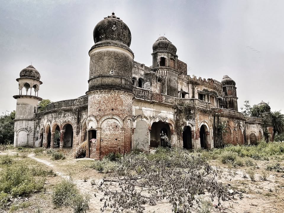 ❊🍂❊ ✧✧ ꧁ 𝓓𝓪𝓭𝓸𝓷 𝓗𝓪𝓿𝓮𝓵𝓲, 𝓐𝓵𝓲𝓰𝓪𝓻𝓱 – 𝓣𝓱𝓮 𝓢𝓱𝓮𝓻𝔀𝓪𝓷𝓲 𝓛𝓮𝓰𝓪𝓬𝔂 ꧂ ✧✧ ❊🍂❊

There are homes that outlive their inhabitants… and then there are homes that outlive centuries.