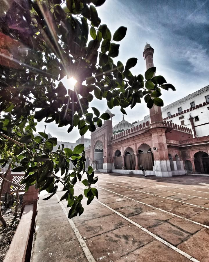 𝓕𝓪𝓽𝓮𝓱𝓹𝓾𝓻𝓲 𝓜𝓪𝓼𝓳𝓲𝓭, 𝓓𝓮𝓵𝓱𝓲 – 𝓐 𝓜𝓸𝓷𝓾𝓶𝓮𝓷𝓽 𝓣𝓱𝓪𝓽 𝓢𝓾𝓻𝓿𝓲𝓿𝓮𝓭 𝓔𝓶𝓹𝓲𝓻𝓮𝓼.