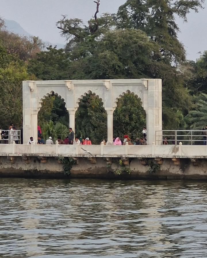 ANA SAGAR LAKE, AJMER
BUILT BY ARNORAJA, GRANDFATHER OF PRITHVIRAJ CHAUHAN (1135–1150 CE).