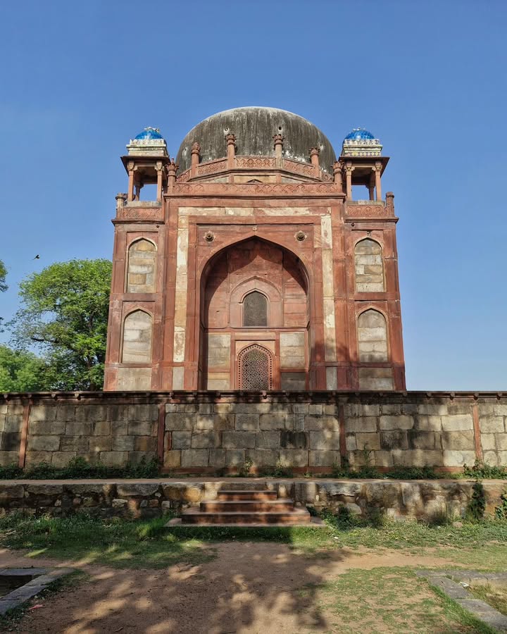 THE BARBER’S TOMB, DELHI – THE MAN WHO STOOD SO CLOSE TO THE MUGHAL THRONE.