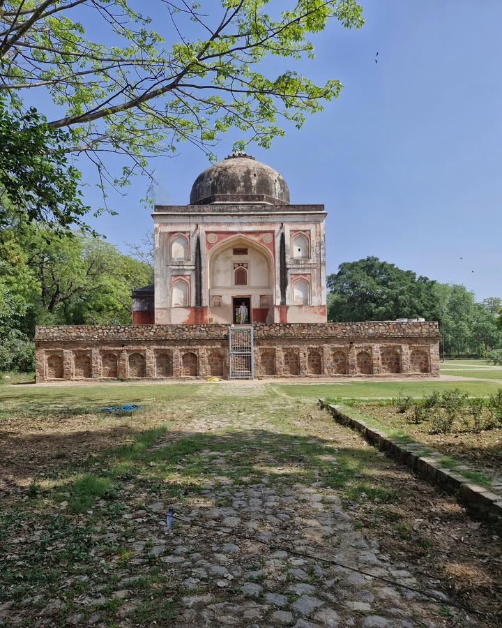 Lakkarwala Burj, Delhi – The Forgotten Tomb Wrapped in Roses.