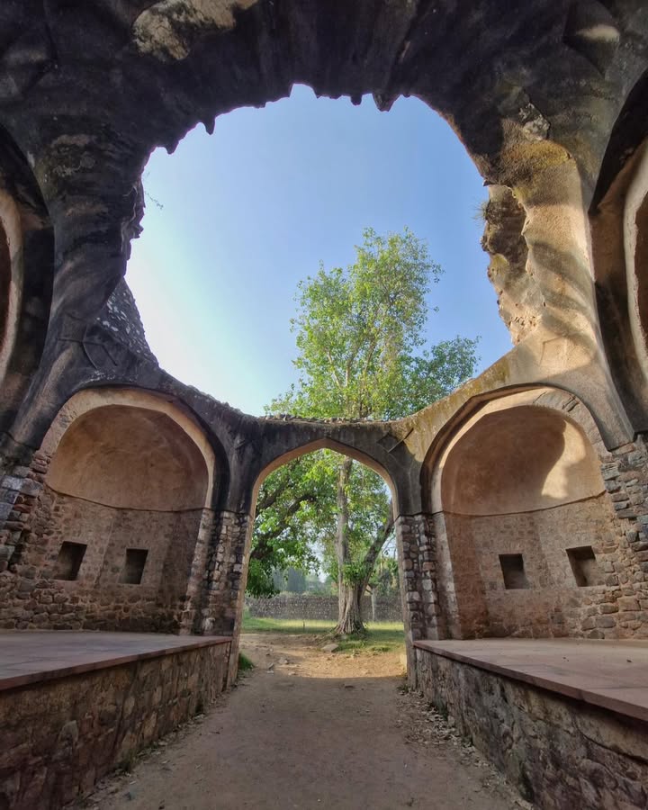 ARAB SARAI GATE, DELHI – THE FORGOTTEN PORTAL OF THE CRAFTSMEN WHO BUILT AN EMPIRE.