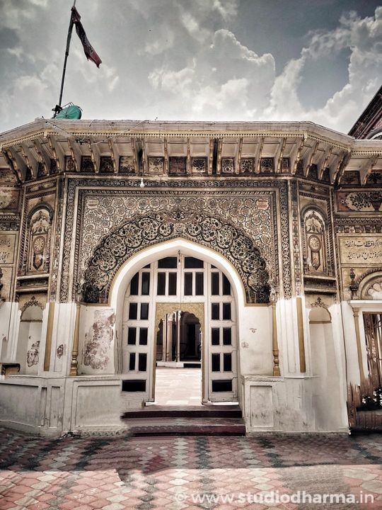 HAVELI HAKIM MAHMOOD AJMERI,GANGOH,SAHARANPUR हवेली हकीम महमूद अजमेरी,गंगोह,सहारनपुर135 वर्ष पुरानी हकीम महमूद अजमेरी साहब की हवेली और 115 वर्ष पुराना उनका युनानी दवाखाना जो अपने अंदर बेहिसाब ख़ूबसूरती समेटे हैं जो उन्हें उनके पूर्वज हकीम इस्माइल द्वारा मिला हैं ।Mohalla mubarak Ali hakim Mahmood Aj