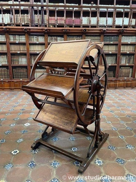 18th century device that allowed researchers to work/read up to 8 open books at a time.