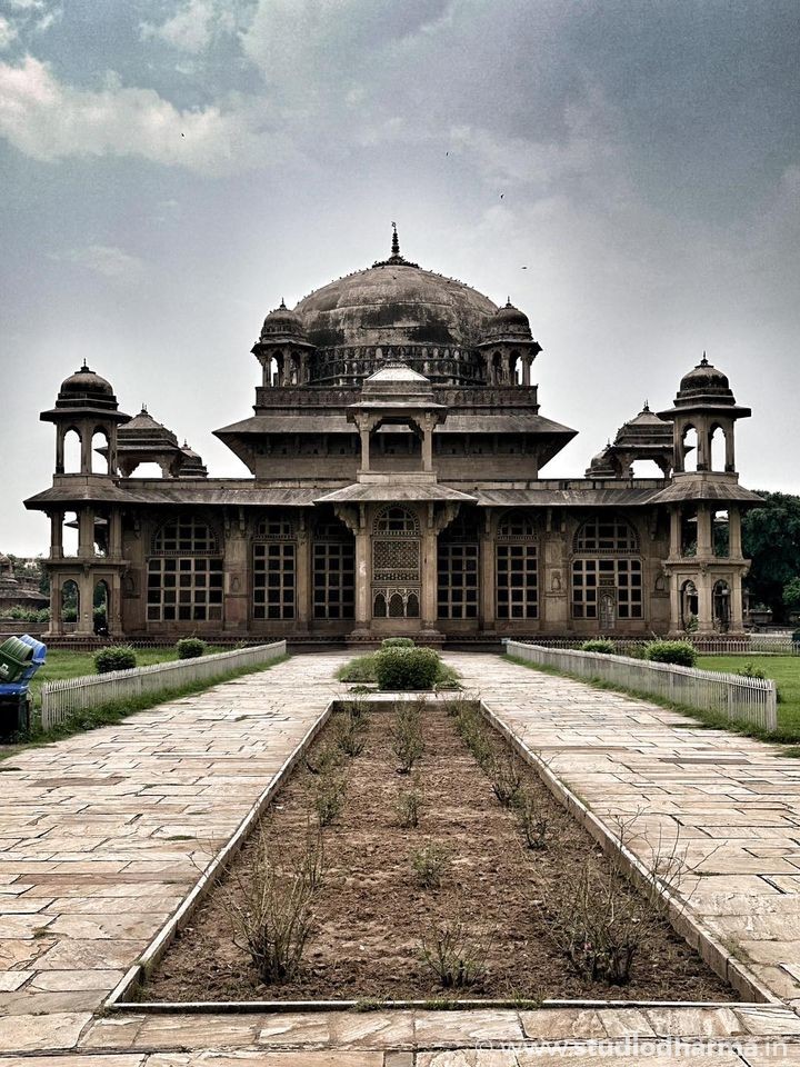 मुहम्मद गौस का मकबरा: ग्वालियर का कम जाना-पहचाना रत्न।

मध्य प्रदेश में स्थित ग्वालियर कई युगों से सांस्कृतिक और ऐतिहासिक केंद्र रहा है। कई सम्राटों, राजाओं और रानियों ने किसी न किसी तरह से इस शहर पर अपनी छाप छोड़ी है। उनके अलावा, कई पूज्य संतों और ऋषियों ने भी समय-समय पर इस शहर को अपना घर बनाया। दर