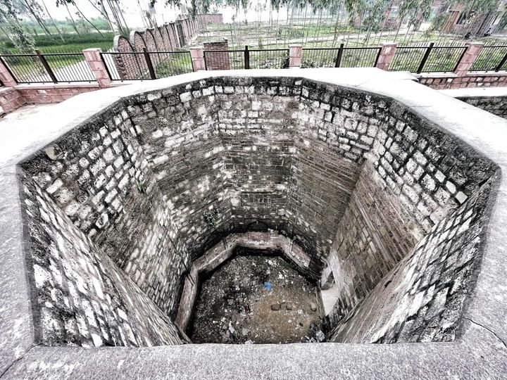Mujhera Baoli,octagonal well and tomb   .
