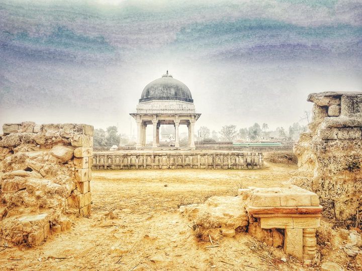 Mujhera Baoli,octagonal well and tomb   .