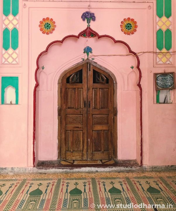 Mosque of Bhaiya Ji in Lalkurti Meerut is known as the Jama Masjid of Cantt.