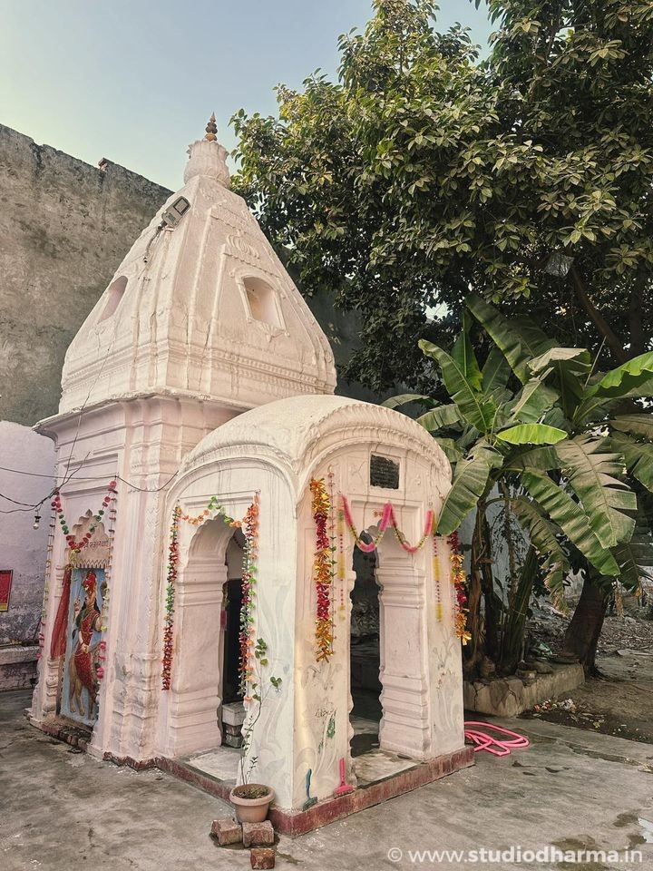How many of you are familiar with the 106-year-old Shiva temple on Rohta Road in Meerut? 
I have passed by this tiny but stunning old Shiva temple countless times but was never able to recognise it until today as I was passing through.