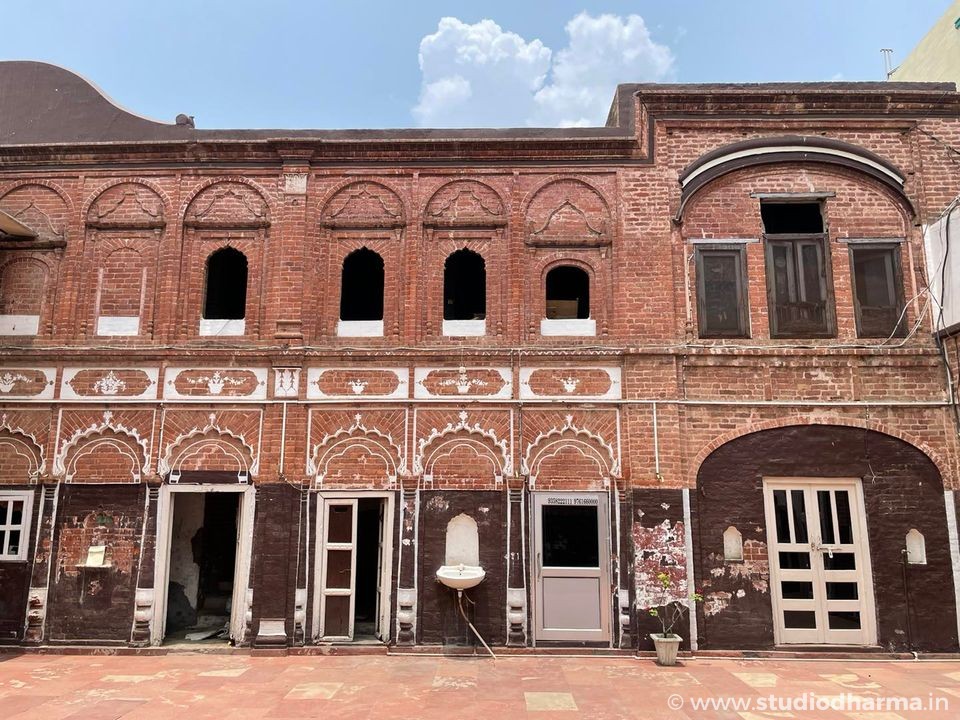 Have you ever heard of Haveli Hakim Mahmood Ajmeri in Gangoh, Saharanpur? This magnificent mansion is over 135 years old and is an exceptional example of the architectural beauty of that era.