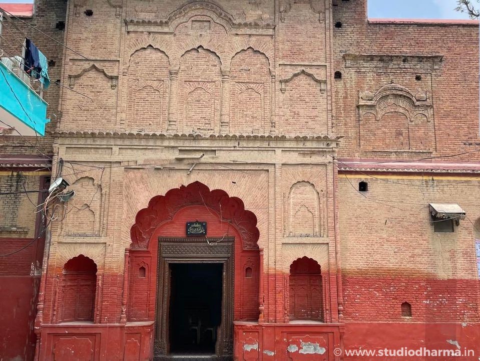Have you ever heard of Haveli Hakim Mahmood Ajmeri in Gangoh, Saharanpur? This magnificent mansion is over 135 years old and is an exceptional example of the architectural beauty of that era.